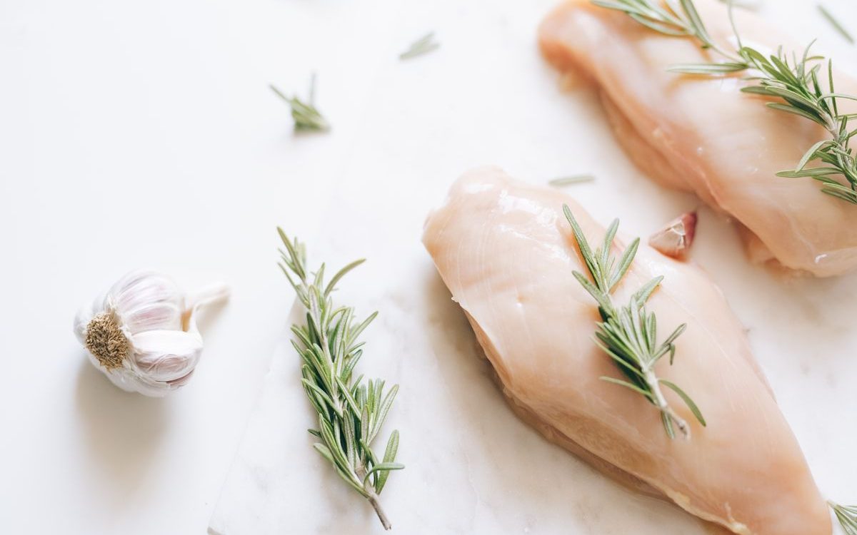 Trois Marques de Poulet Retirées la Même Semaine en Irlande pour Salmonella