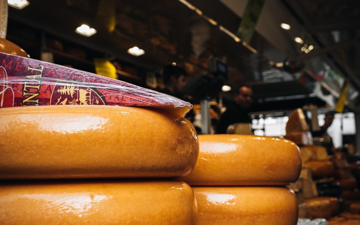 Una catena di supermercati ritira il suo formaggio per Listeria monocytogenes