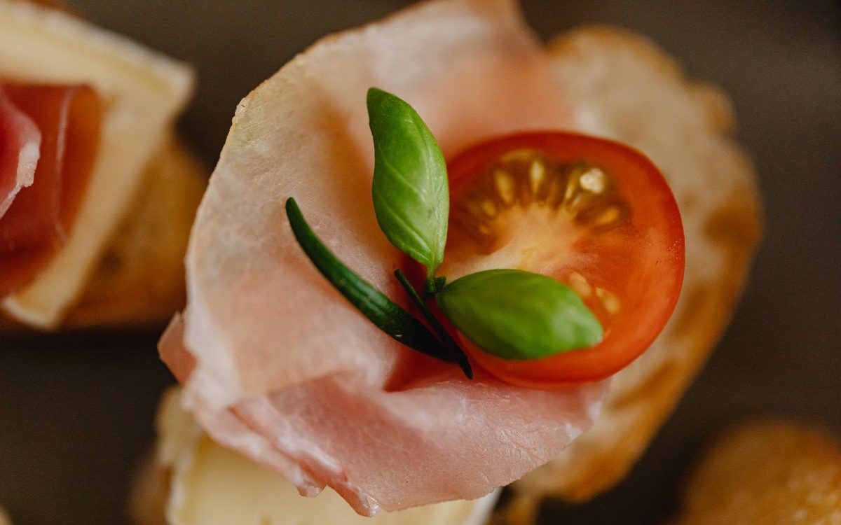 Dos Lotes de Prosciutto Cotto Retirados por Listeria en Vísperas de Navidad