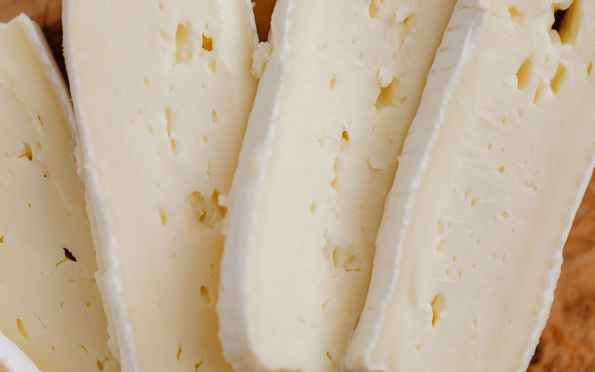 Varias cadenas de supermercados retiran nueve quesos de pasta blanda por Salmonella