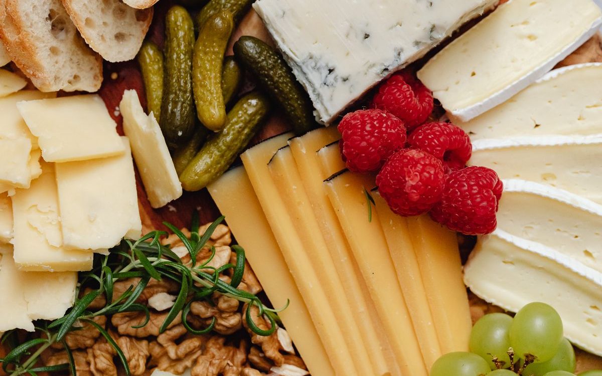 Cadena Retira su Propio Lepelkaasje por Riesgo de Listeria