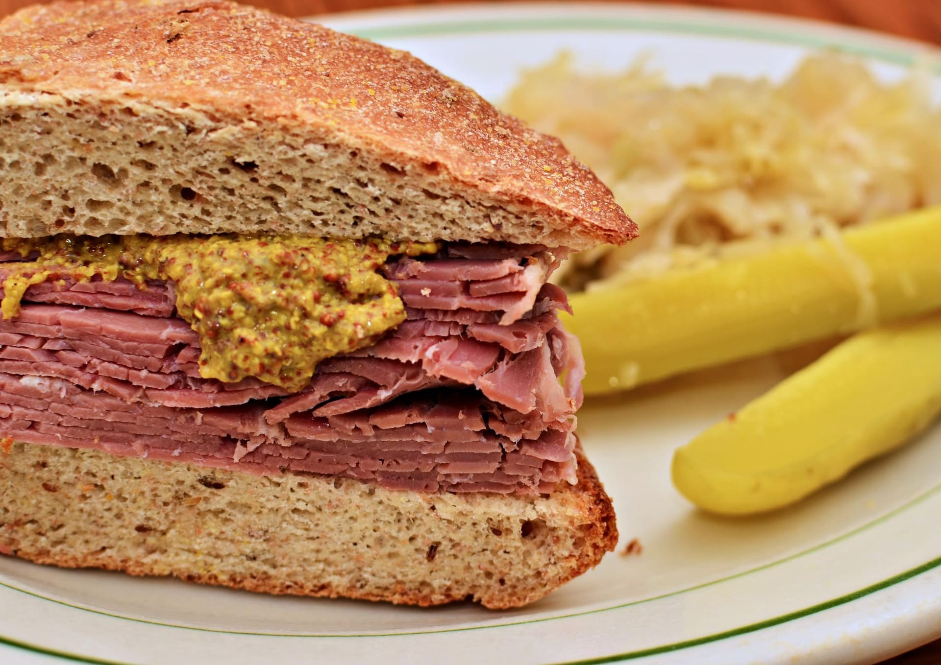 Retiran Más de 1.4 Toneladas de Pastrami y Corned Beef por Listeria