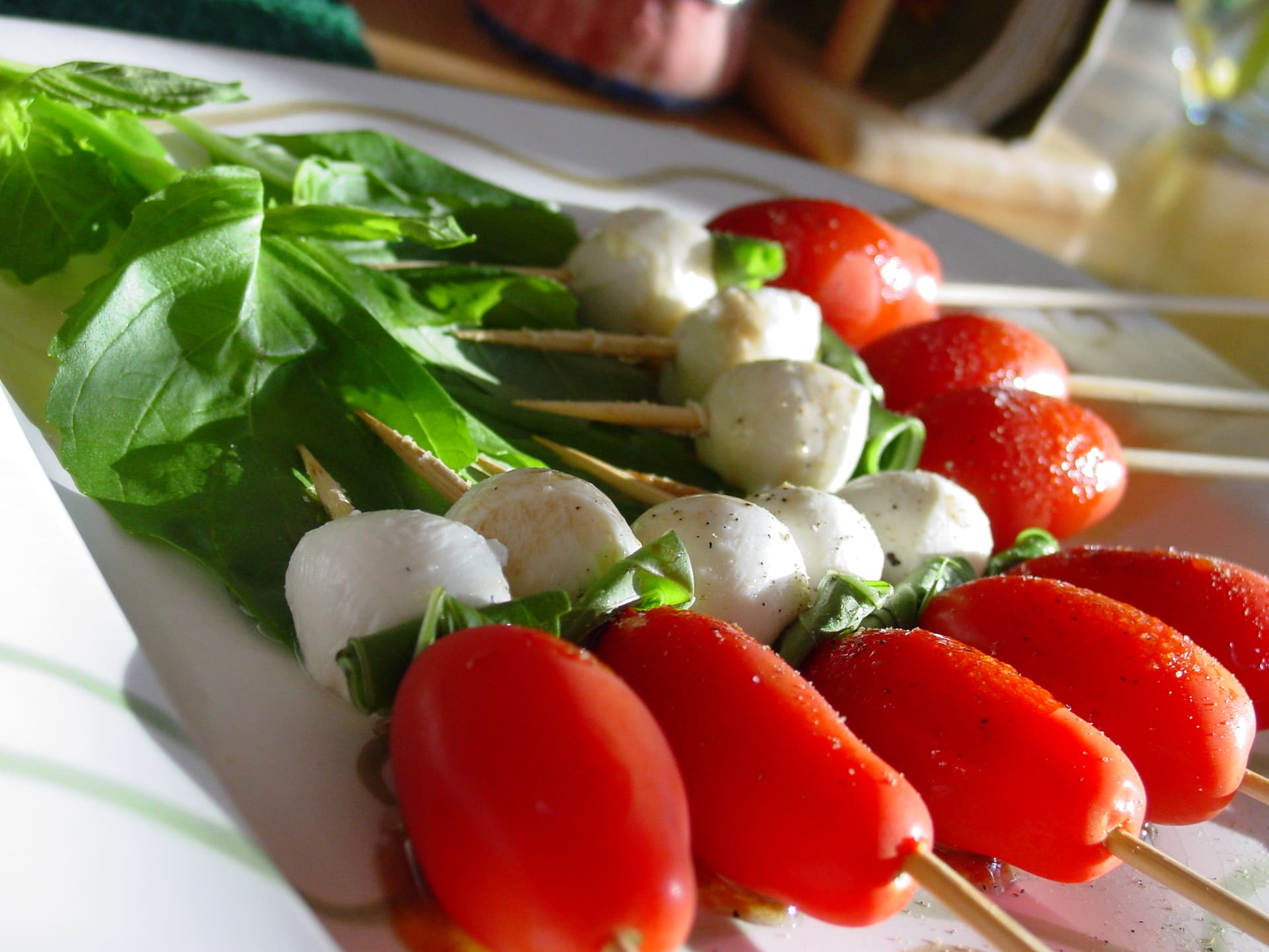 Reino Unido Retira Ensalada con Mozzarella y Pesto por Riesgo de E. coli Productora de Toxina Shiga