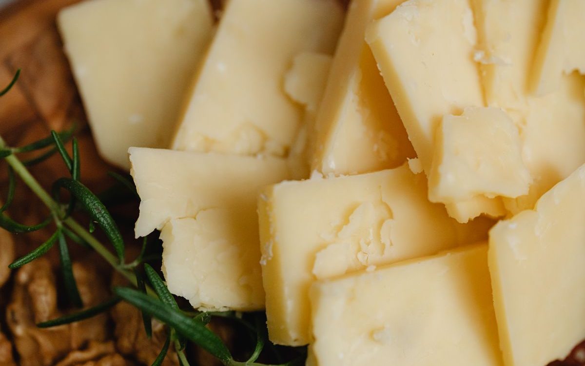 Canadá Retira Queso Cheddar Añejo por Posible Contaminación con Listeria
